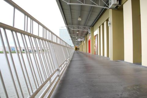 The jetty walkway. (2 sides)